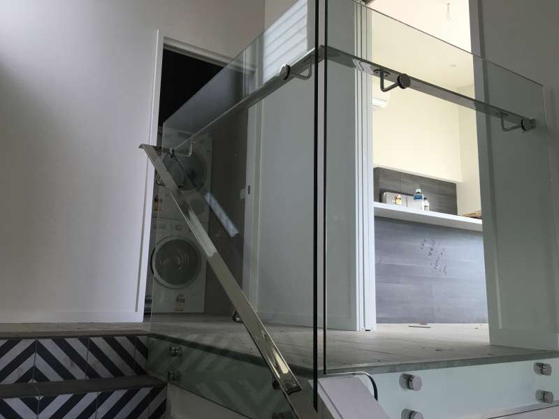 Internal Frameless Glass.